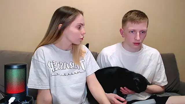 juliaanddima online show from April 18, 2026, 10:21 pm