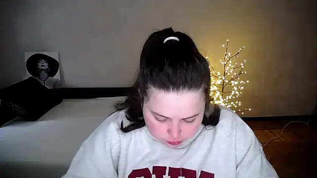 Snapshot of Emily_Mo chatting on April 18, 2026, 5:44 am Emily Mo online show from April 18, 2026, 5:44 am