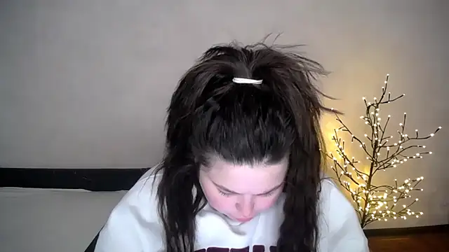 Snapshot of Emily_Mo chatting on April 29, 2026, 5:44 am Emily Mo online show from April 29, 2026, 5:44 am