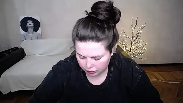Snapshot of Emily_Mo chatting on May 20, 2026, 7:47 am Emily Mo online show from May 20, 2026, 7:47 am