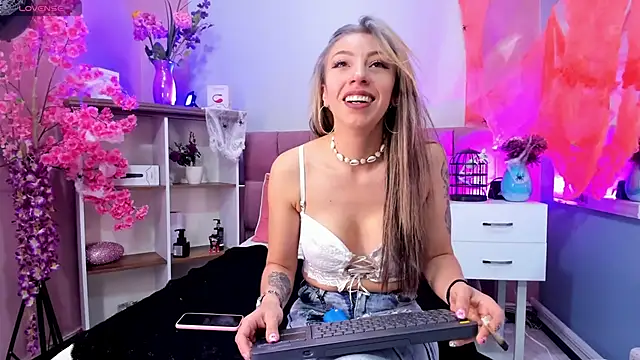 Snapshot of mia_thompsonn_ chatting on October 17, 2025, 3:36 pm mia thompsonn  online show from October 17, 2025, 3:36 pm