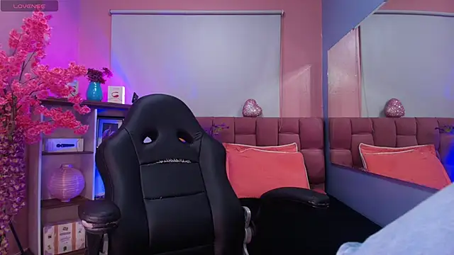 mia thompsonn  online show from December 4, 2025, 2:37 pm