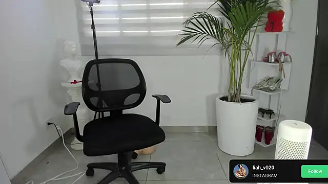 Snapshot of liah_v chatting on December 2, 2024, 9:28 pm liah v online show from December 2, 2024, 9:28 pm