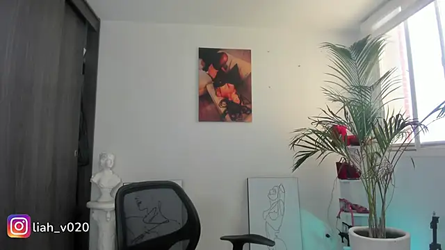 Snapshot of liah_v chatting on January 22, 2025, 4:44 pm liah v online show from January 22, 2025, 4:44 pm