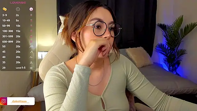 dakottaa  online show from September 19, 2025, 11:27 pm