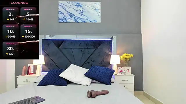 Lauralove 69 online show from November 7, 2025, 8:20 pm