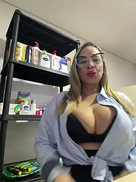 jademoomsm online show from April 10, 2026, 11:20 pm