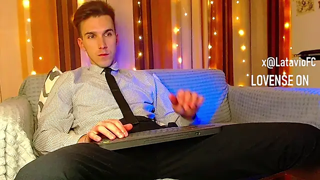 Snapshot of Midnighter_ chatting on December 21, 2025, 11:01 pm Midnighter online show from December 21, 2025, 11:01 pm