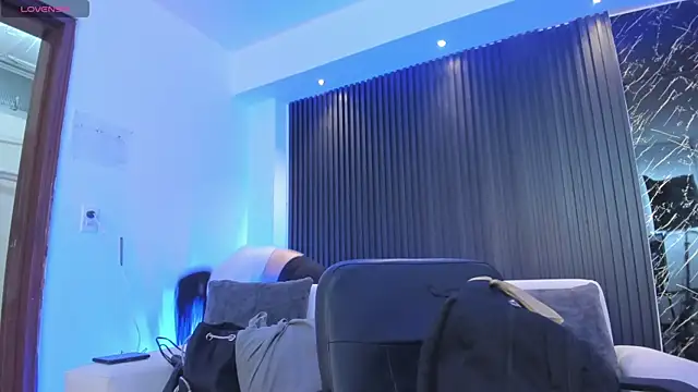 charlottewhitte online show from February 19, 2025, 11:17 am