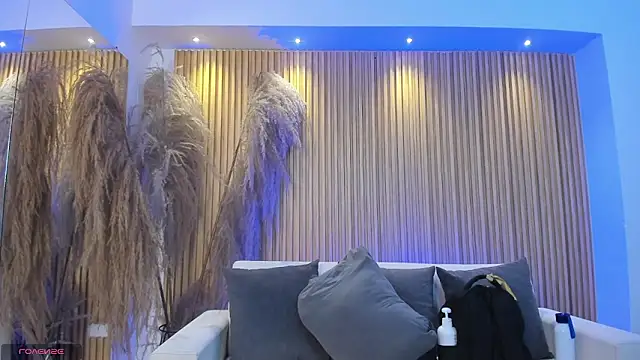 charlottewhitte online show from March 18, 2025, 11:41 am