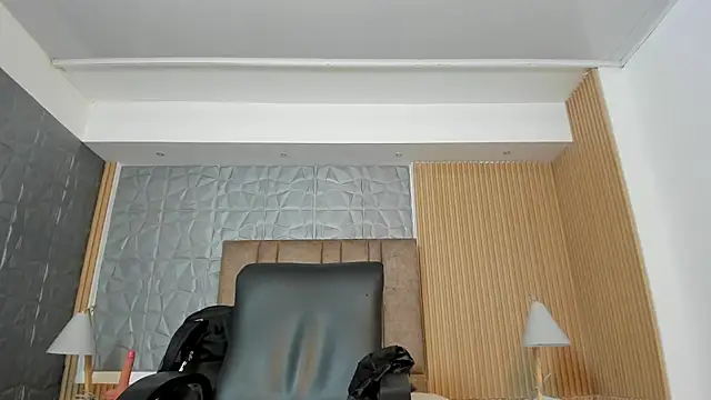 charlottewhitte online show from April 15, 2026, 10:55 am