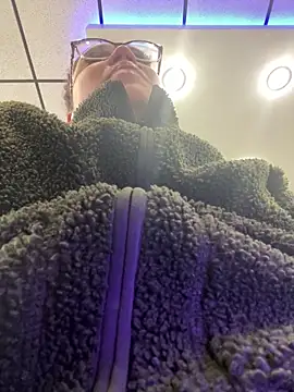 Snapshot of QueenNuttCollector chatting on March 1, 2025, 2:55 pm QueenNuttCollector online show from March 1, 2025, 2:55 pm