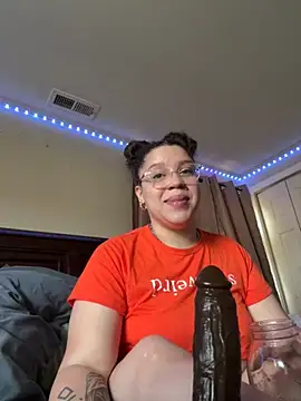 Snapshot of QueenNuttCollector chatting on October 28, 2025, 2:09 pm QueenNuttCollector online show from October 28, 2025, 2:09 pm