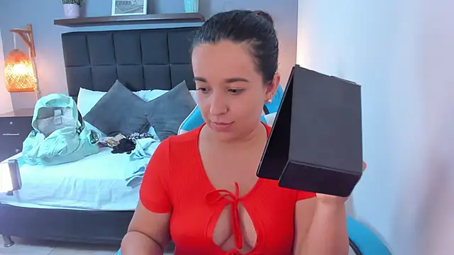 izaro22 online show from September 26, 2025, 2:26 am