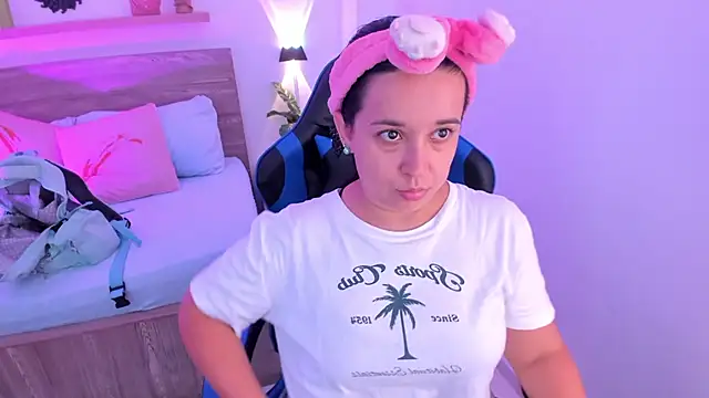 izaro22 online show from September 30, 2025, 1:05 pm