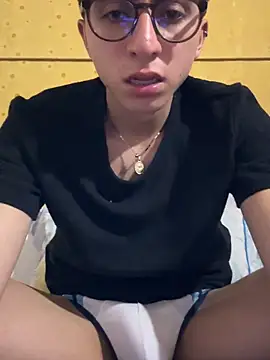 Snapshot of CamiRojas_boy chatting on September 22, 2025, 4:25 am CamiRojas boy online show from September 22, 2025, 4:25 am