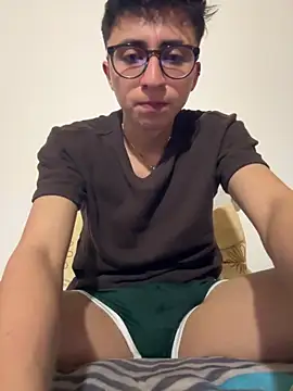 Snapshot of CamiRojas_boy chatting on October 13, 2025, 4:12 am CamiRojas boy online show from October 13, 2025, 4:12 am