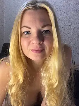 Snapshot of Julia_beauty chatting on December 17, 2025, 9:43 pm Julia beauty online show from December 17, 2025, 9:43 pm