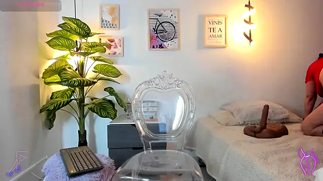 Rachel  Lang online show from September 18, 2025, 9:06 pm