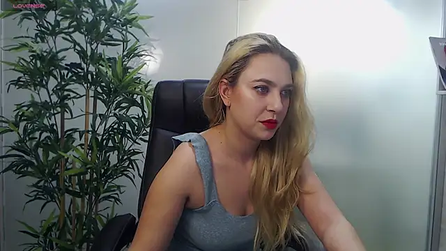 Snapshot of AvaBlue_ chatting on January 31, 2025, 4:14 am AvaBlue online show from January 31, 2025, 4:14 am