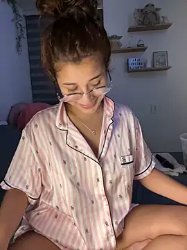 Snapshot of crystal_bunny7 chatting on December 9, 2024, 12:23 am crystal bunny7 online show from December 9, 2024, 12:23 am