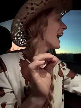 Snapshot of GoldenFlameGoddess chatting on November 3, 2025, 1:29 am GoldenFlameGoddess online show from November 3, 2025, 1:29 am