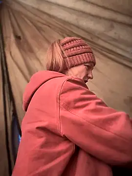 Snapshot of GoldenFlameGoddess chatting on December 17, 2025, 4:35 pm GoldenFlameGoddess online show from December 17, 2025, 4:35 pm