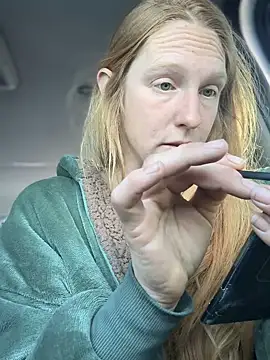 Snapshot of GoldenFlameGoddess chatting on March 5, 2026, 4:25 pm GoldenFlameGoddess online show from March 5, 2026, 4:25 pm