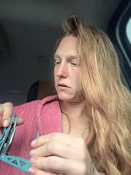 Snapshot of GoldenFlameGoddess chatting on April 1, 2026, 2:47 pm GoldenFlameGoddess online show from April 1, 2026, 2:47 pm