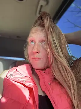 Snapshot of GoldenFlameGoddess chatting on April 6, 2026, 1:36 am GoldenFlameGoddess online show from April 6, 2026, 1:36 am