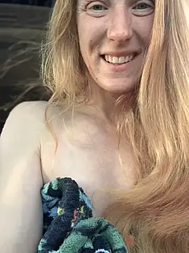 Snapshot of GoldenFlameGoddess chatting on April 7, 2026, 2:17 pm GoldenFlameGoddess online show from April 7, 2026, 2:17 pm