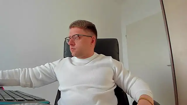Snapshot of Findom_guy chatting on March 16, 2025, 3:28 pm Findom guy online show from March 16, 2025, 3:28 pm
