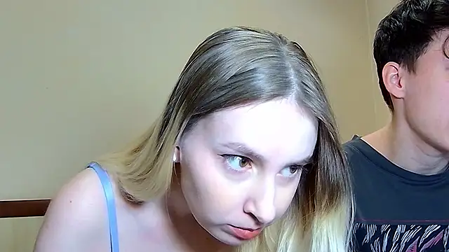 Snapshot of MiaAndWilliam chatting on February 15, 2026, 4:58 pm MiaAndWilliam online show from February 15, 2026, 4:58 pm