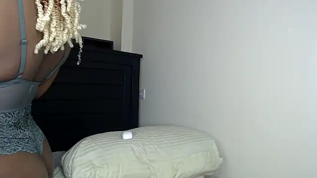 NIKKIE LOVE online show from February 28, 2026, 8:59 am