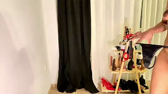 Nisha2708 online show from December 31, 2024, 8:23 pm