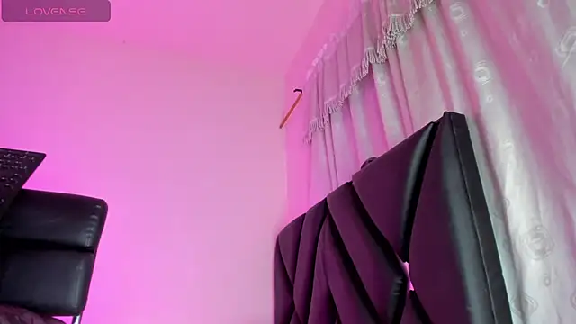 stephany doll  online show from October 31, 2025, 11:33 am