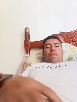 Snapshot of Diego_leon27 chatting on February 18, 2025, 3:32 pm Diego leon27 online show from February 18, 2025, 3:32 pm