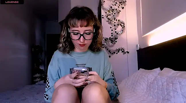 Cosmo Riri online show from December 24, 2024, 7:06 am