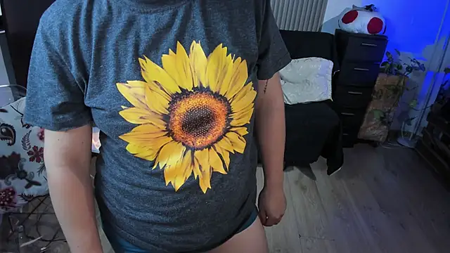 Cuttiealice online show from March 12, 2025, 10:50 pm