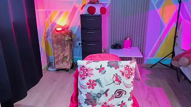 Cuttiealice online show from October 10, 2025, 12:48 pm