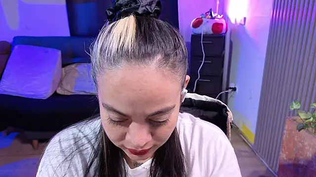 Cuttiealice online show from December 16, 2025, 1:05 pm