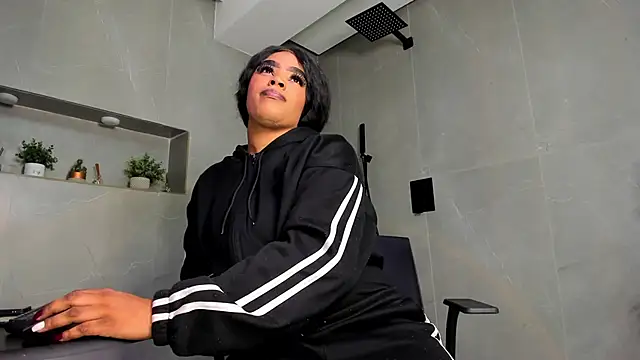 Briana Wells  online show from June 4, 2026, 12:33 pm