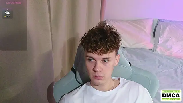 cute thomas online show from December 17, 2025, 3:51 pm