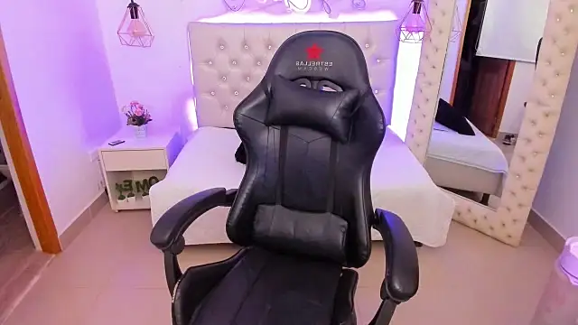 xiomara  cortes online show from March 18, 2025, 7:10 pm