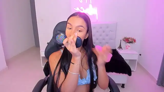 xiomara  cortes online show from November 5, 2025, 12:38 pm