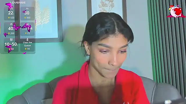 LauraAristizabal online show from October 11, 2025, 11:47 pm