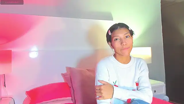 LauraAristizabal online show from October 16, 2025, 12:50 pm