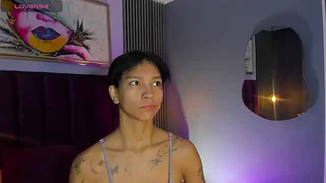 LauraAristizabal online show from October 28, 2025, 12:52 pm