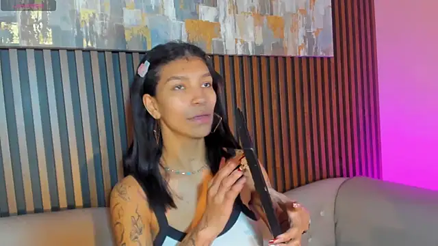 LauraAristizabal online show from December 14, 2025, 12:54 pm