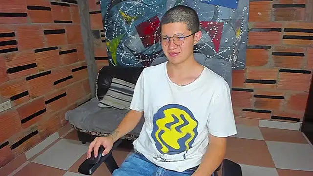 Snapshot of patrik_027 chatting on February 17, 2025, 2:15 pm patrik 027 online show from February 17, 2025, 2:15 pm